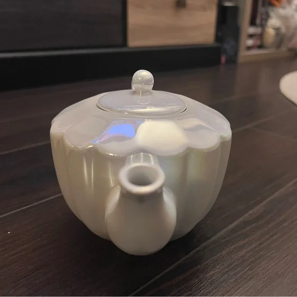 Shell Opal Cream Teapot - Picture 4 of 10